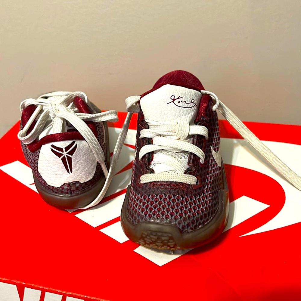 Kobe’s “Young Knights Marron/white/ grey putter cover